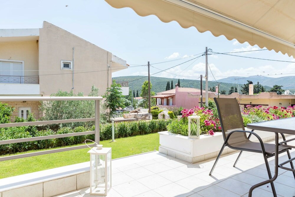 Фото Bright & Spacious two-floor Family Garden Home