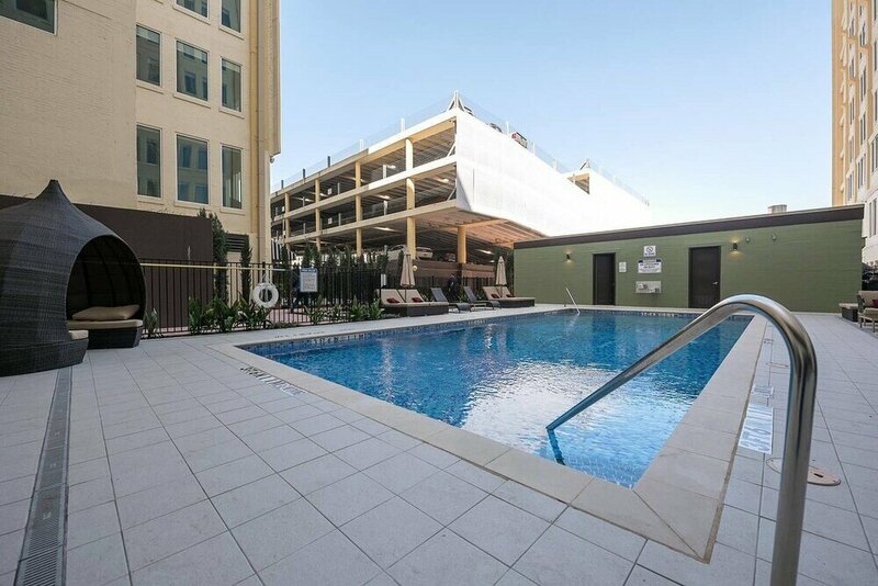 Гостиница Downtown Dallas Gorgeous 3 Bd, Pool & Gym в Далласе