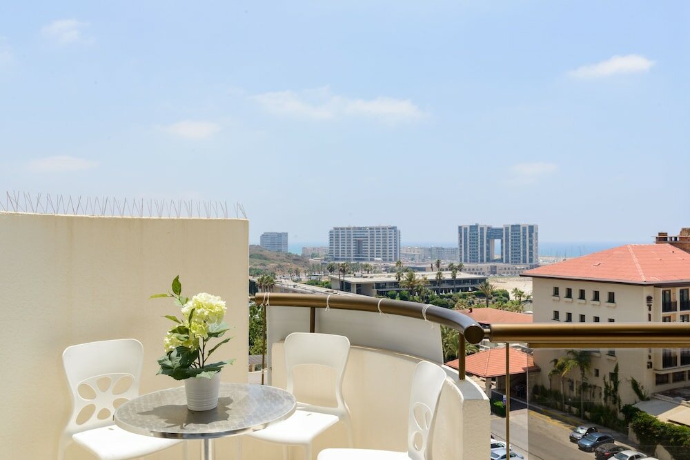 Фото 3br Apt Steps from Sea W Parking