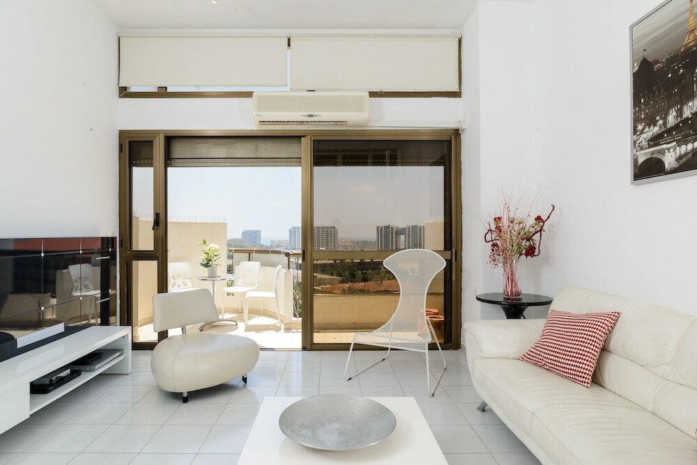 Фото 3br Apt Steps from Sea W Parking