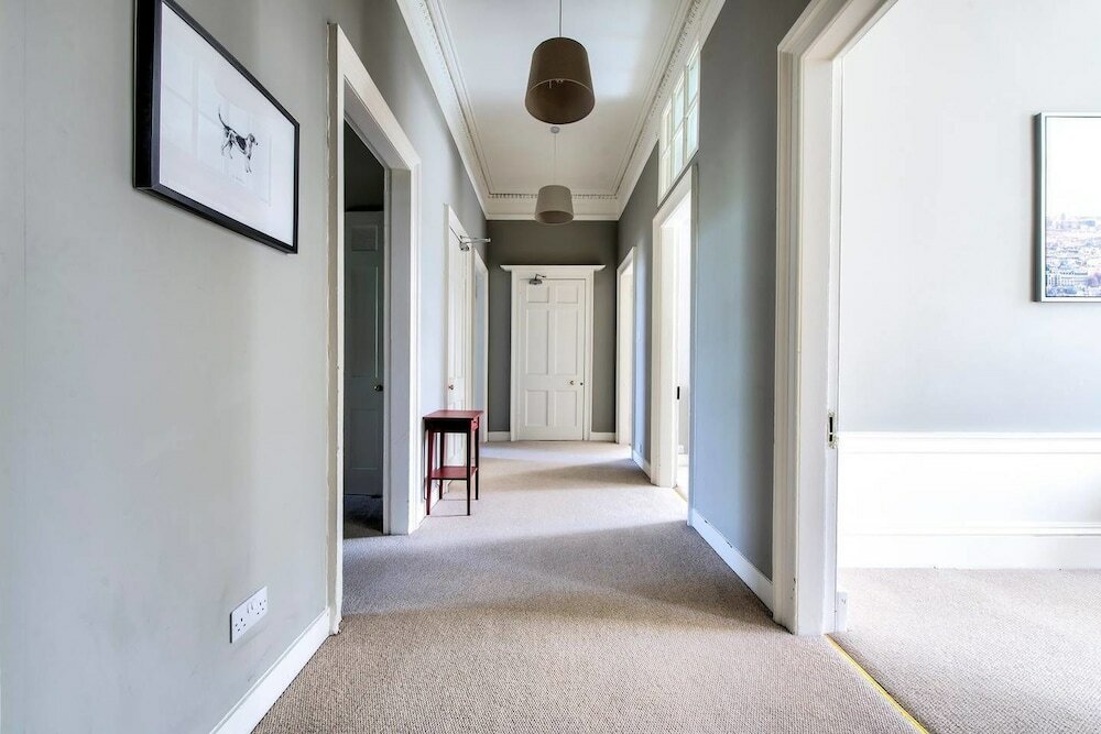 Фото Bright and Spacious 4-bedroom Apart in Stockbridge