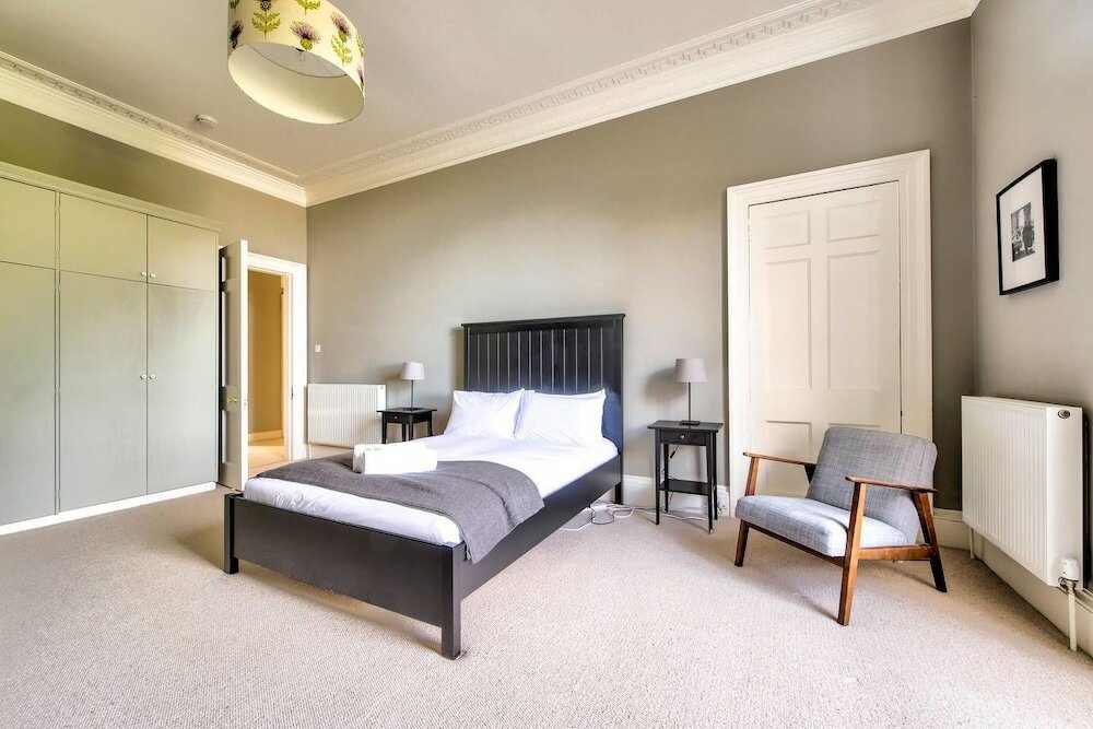 Фото Bright and Spacious 4-bedroom Apart in Stockbridge