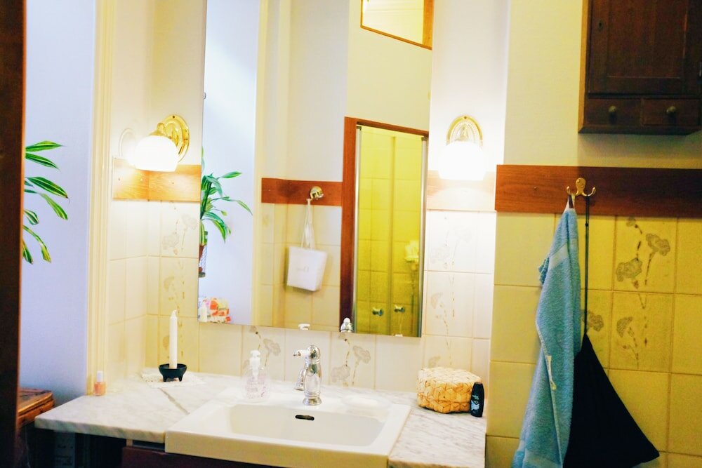 Фото Beautiful, Artistic, Heirloom Apartment