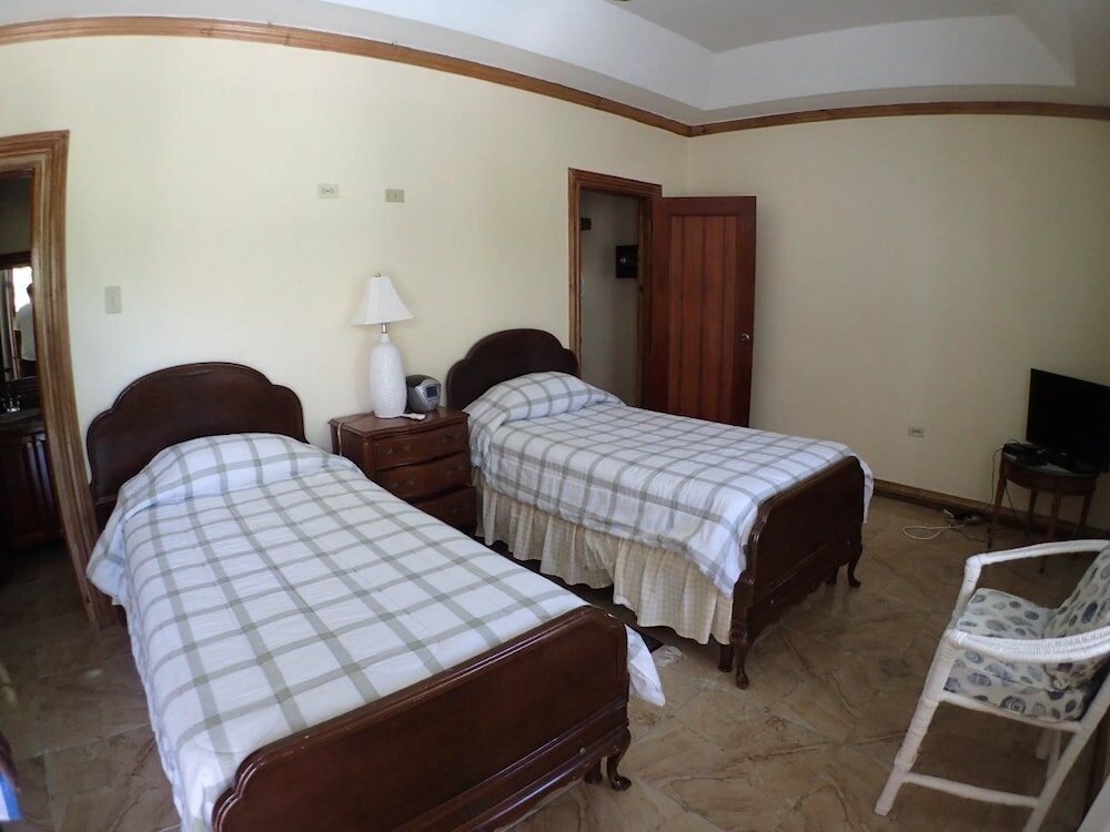 Фото Summerhill, 8br by Jamaican Treasures