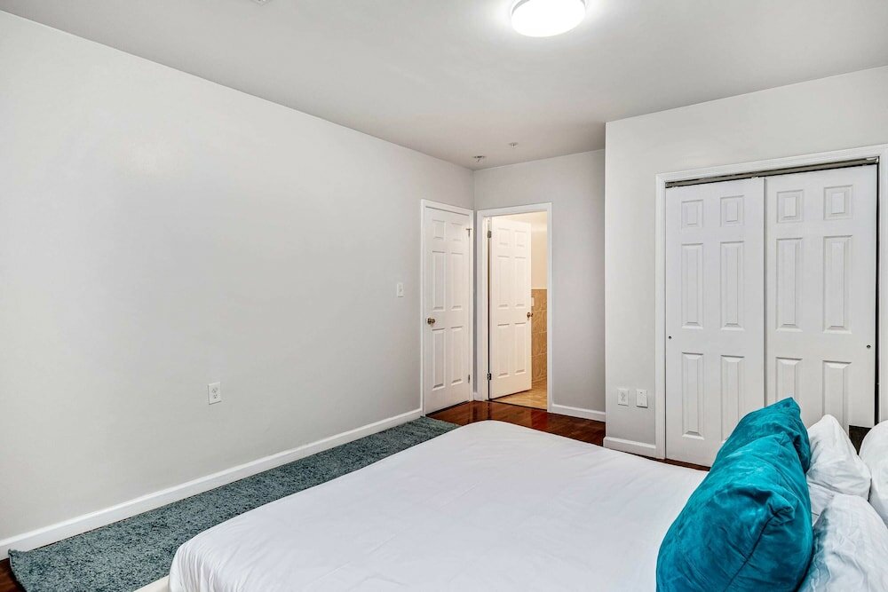 Фото Cozy and Stylish 2bd Apt With Great Location!