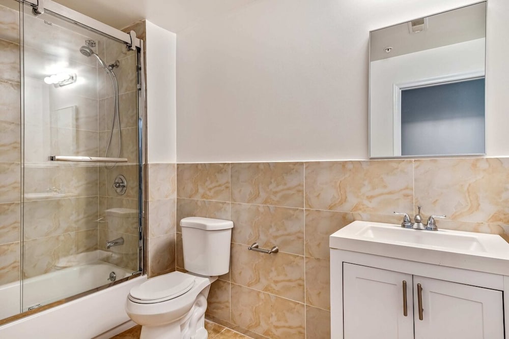 Фото Cozy and Stylish 2bd Apt With Great Location!