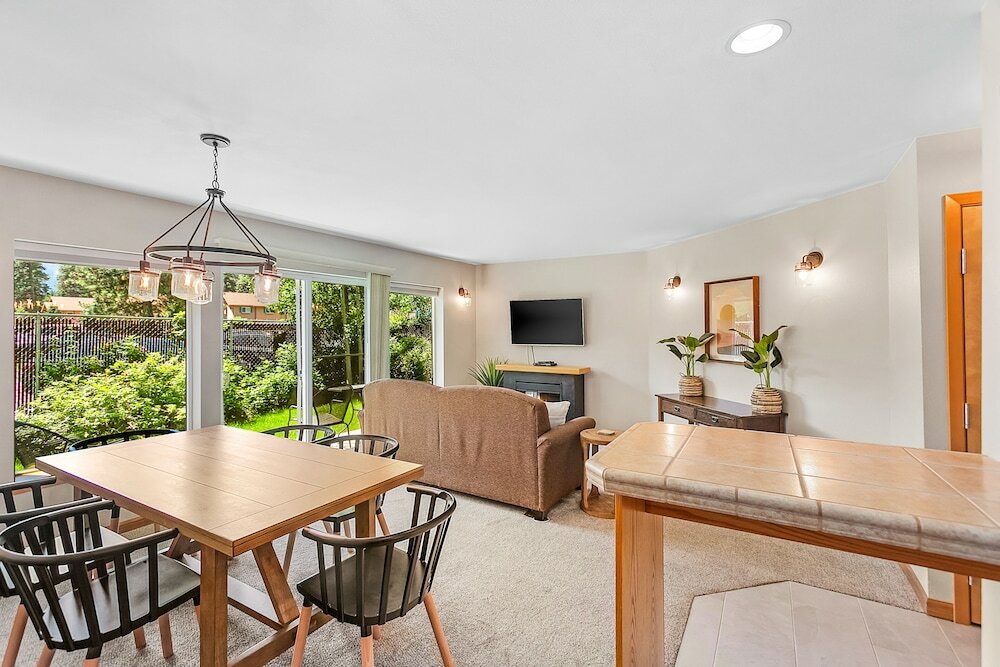 Фото Icicle Village Blizzard Pool Parking