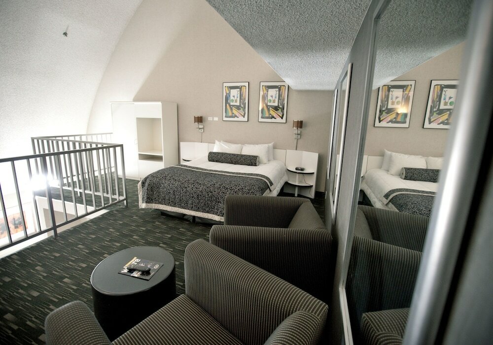 Фото Ramada Plaza by Wyndham West Hollywood Hotel & Suites