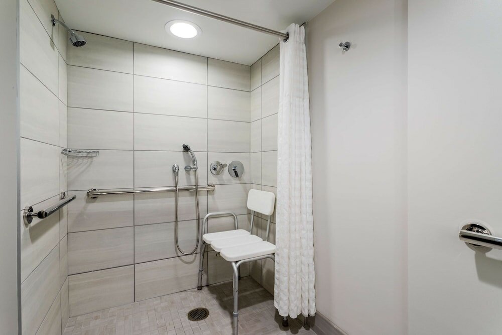 Фото Embassy Suites by Hilton Tampa Usf Near Busch Gardens