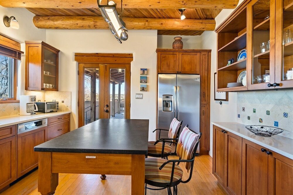 Фото Hummingbird - Spectacular Views, Stunning East Side Home, Walk to Canyon Rd