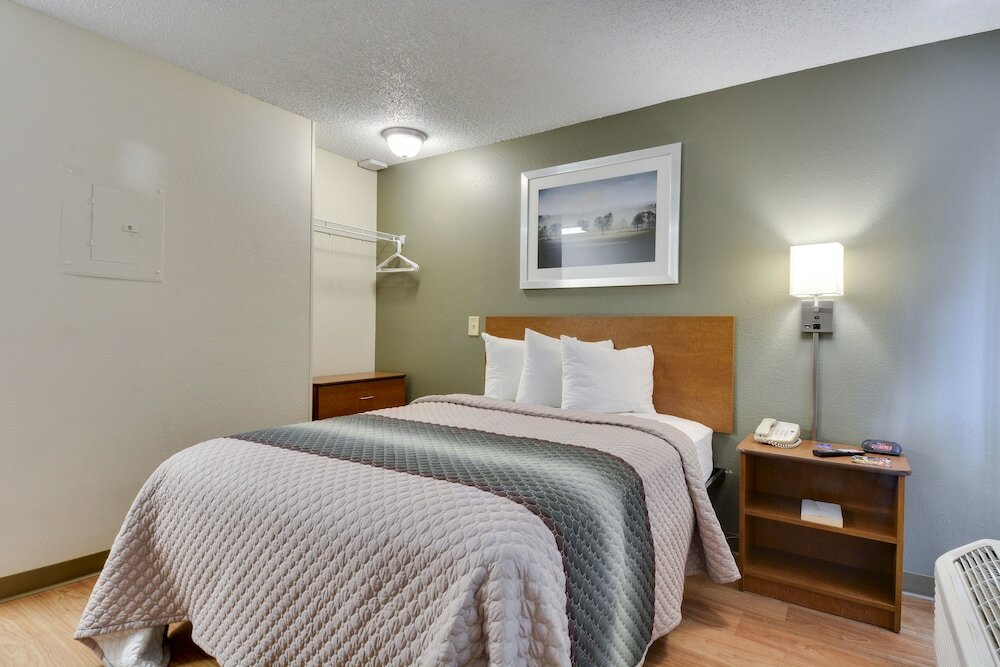 Фото HomeTowne Studios by Red Roof Austin