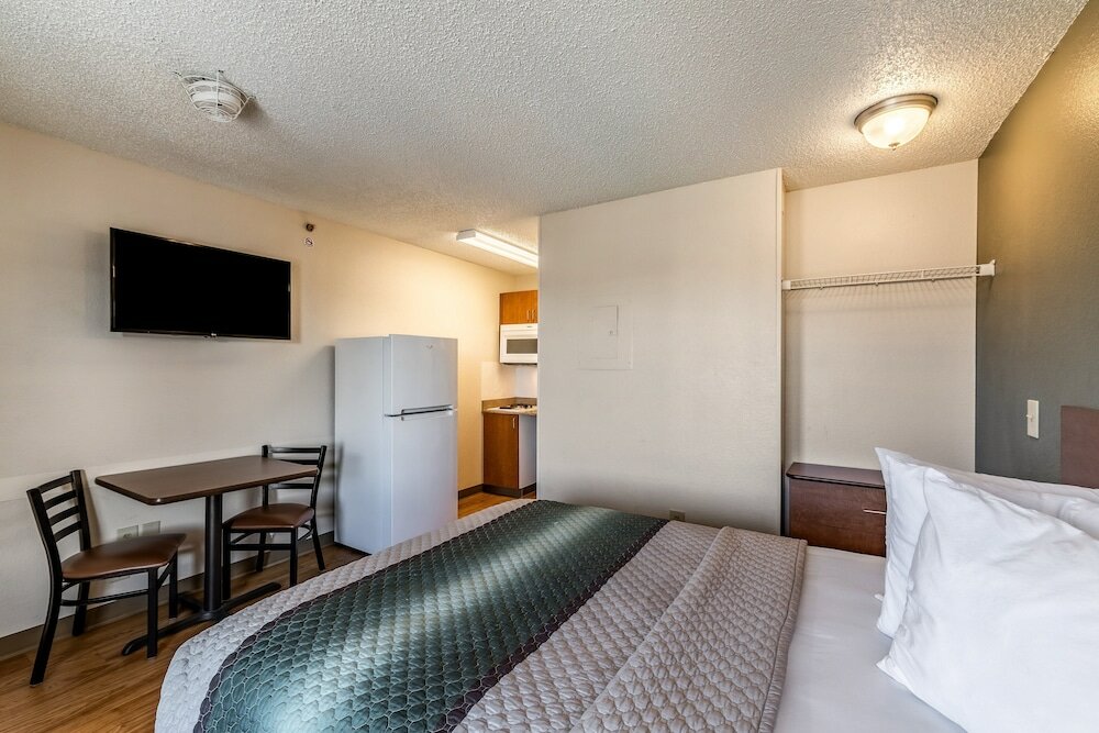 Фото HomeTowne Studios by Red Roof Austin