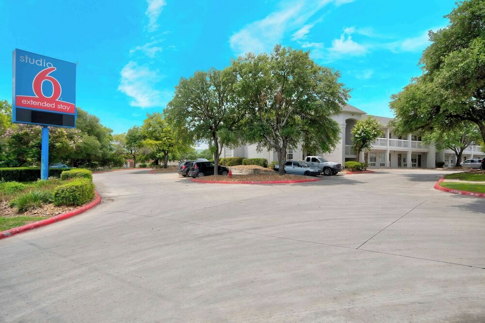 Фото Studio 6 San Antonio, Tx - Six Flags