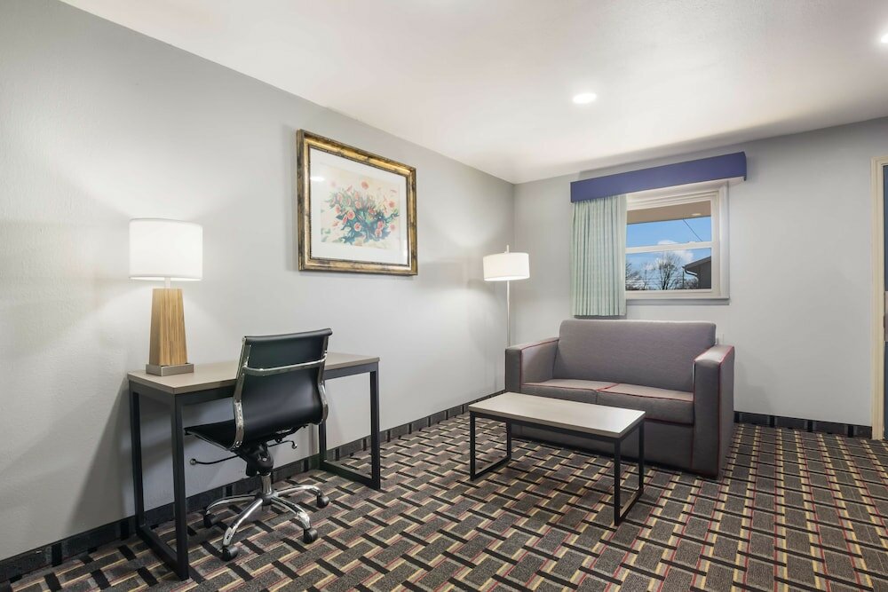 Фото Knights Inn & Suites Salem, In