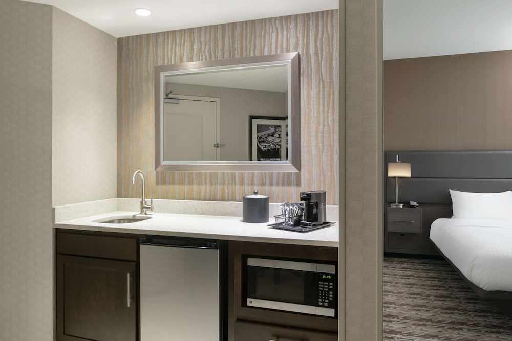 Фото Hampton Inn & Suites Portsmouth Downtown