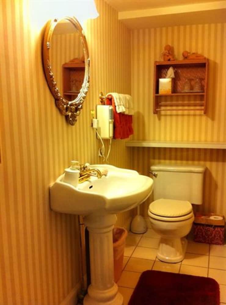 Фото Brass Pineapple Inn