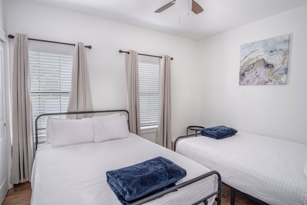 Фото State-of-the-art 3br/2.5ba Home Next to Downtown