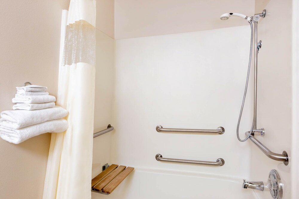 Фото Days Inn & Suites by Wyndham Madison