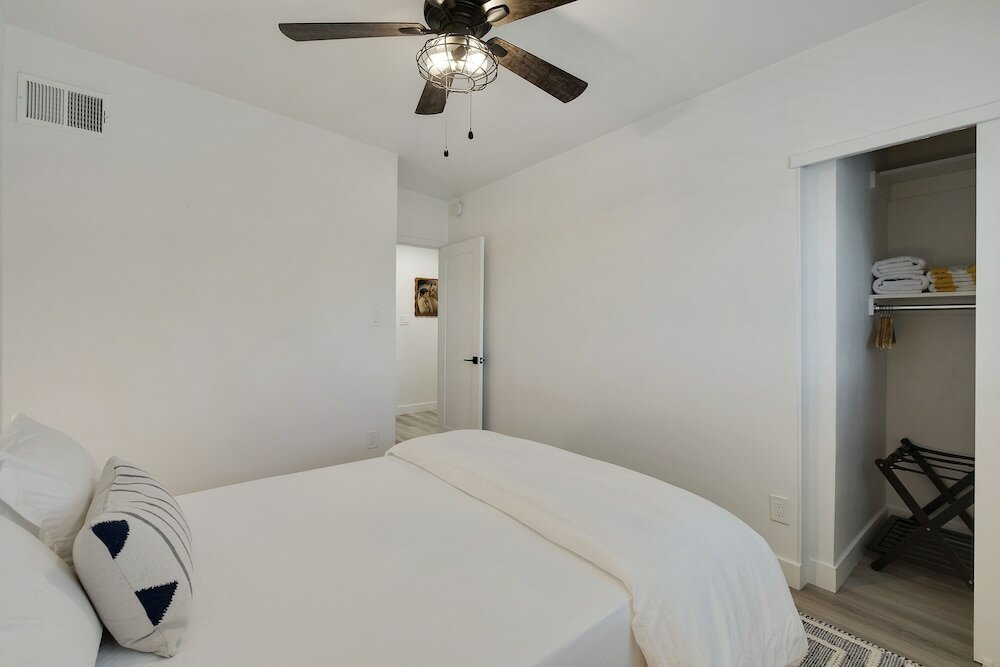 Фото Loren at The Sophia Heated Pool Gym