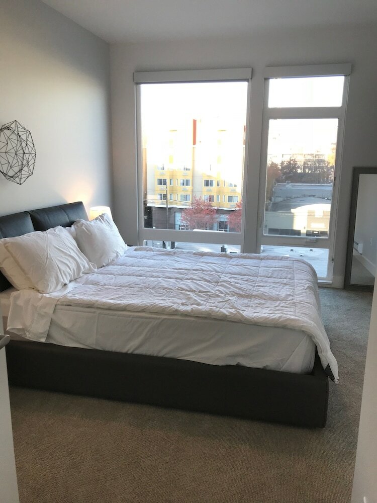 Фото Domicile Suites at Mark on 8th