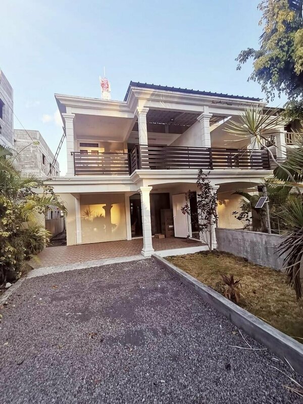 Гостиница Cheerful 4-bedrooms Beachfront Home Flic EN Flac