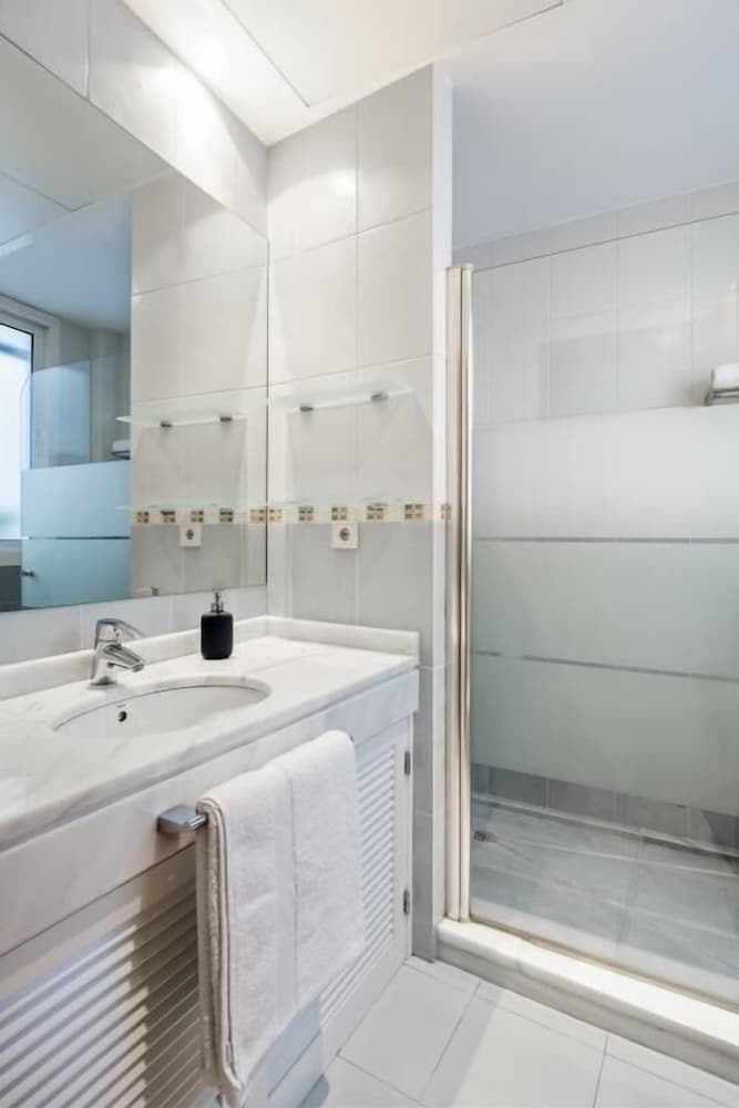 Фото Brand New 2 Bd Apartment Near Cathedral - Vinuesa II