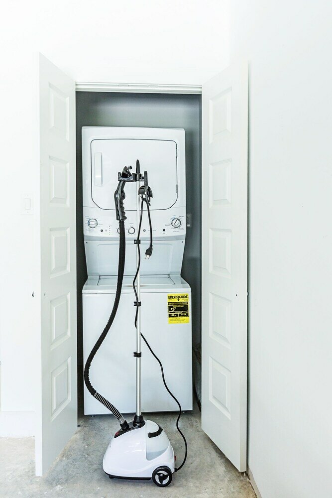 Фото Montrose Guesthouse Suites