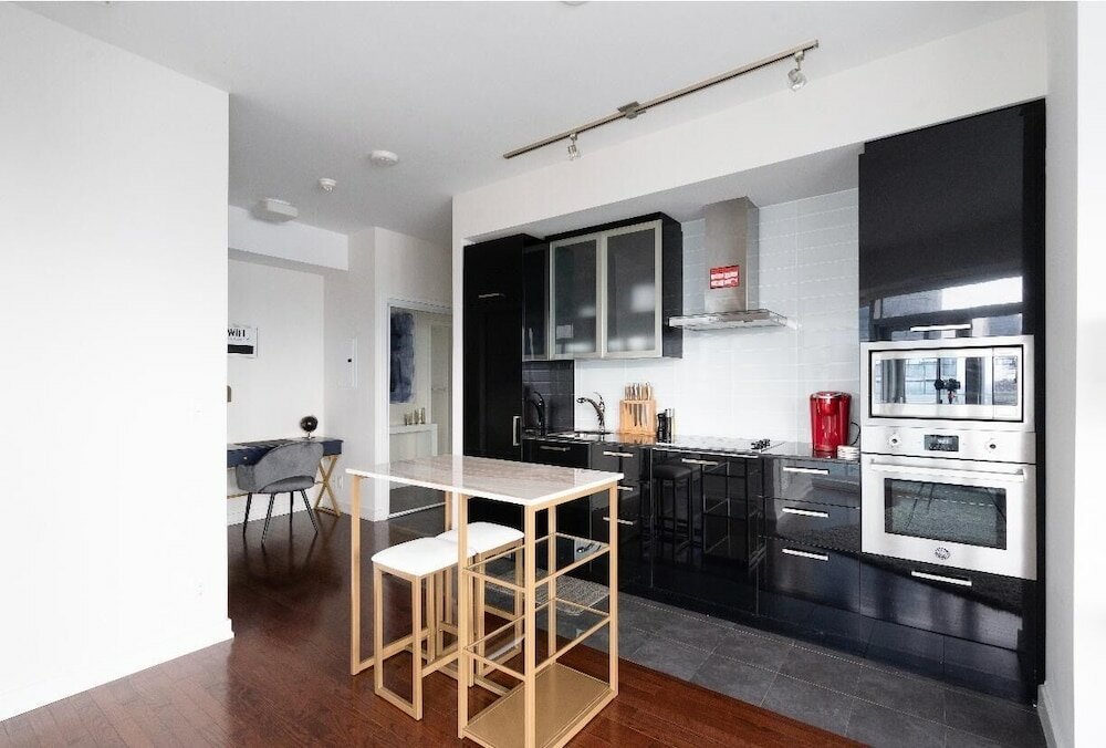 Фото Cn Tower Facing, Parking, King Bed