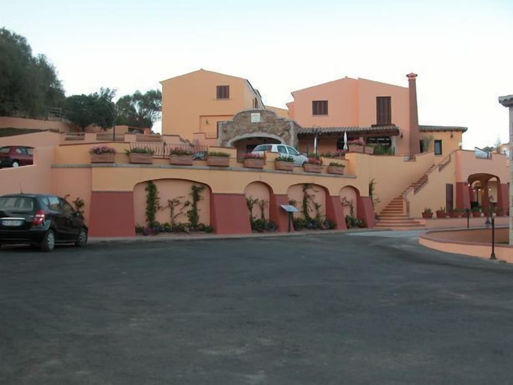 Фото Albergo Residenziale Li Troni