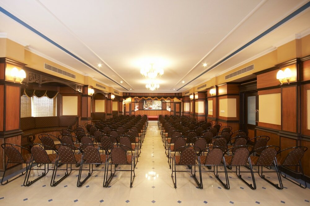 Фото Hotel Kanoos Residency