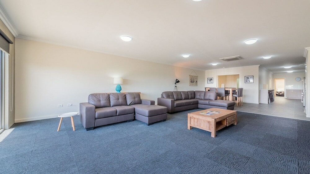 Фото Thompson Avenue Apartments No. 1