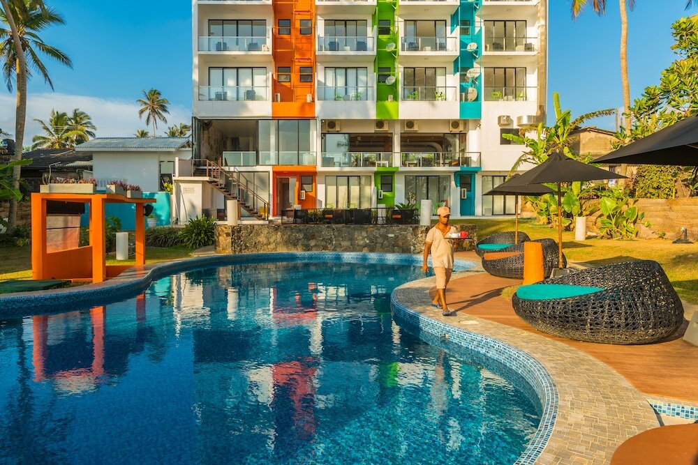 Фото J Ambalangoda