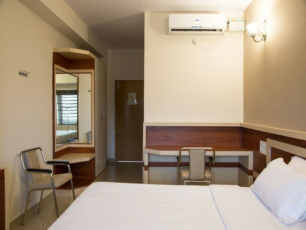 Фото Oyo 9248 Hotel Shrinidhi