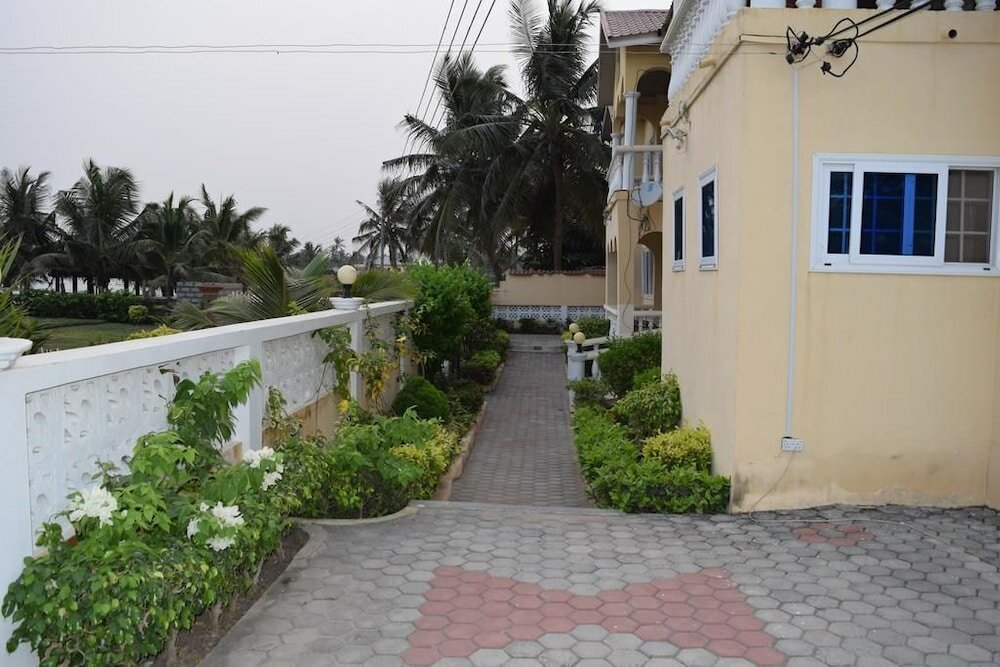 Фото Coconut Pointe Villa & Beach Resort