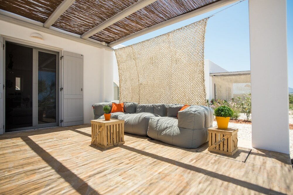 Фото Funky holiday home with pool, next to the beach by VillaRentalsgr