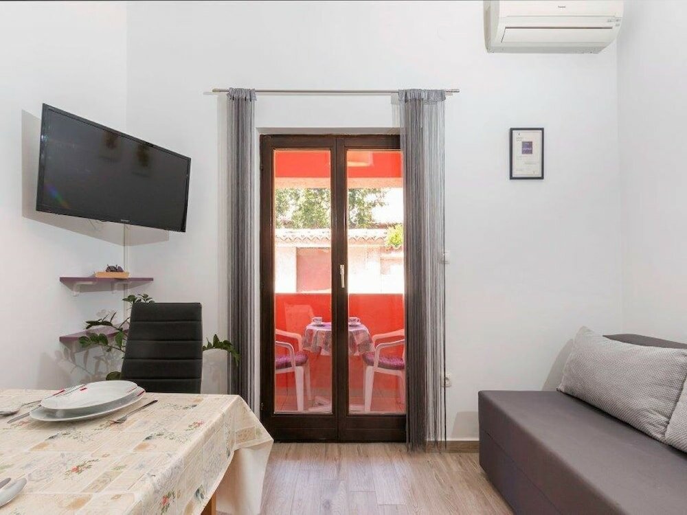 Фото Pleasant Oriana Apartment near Sea