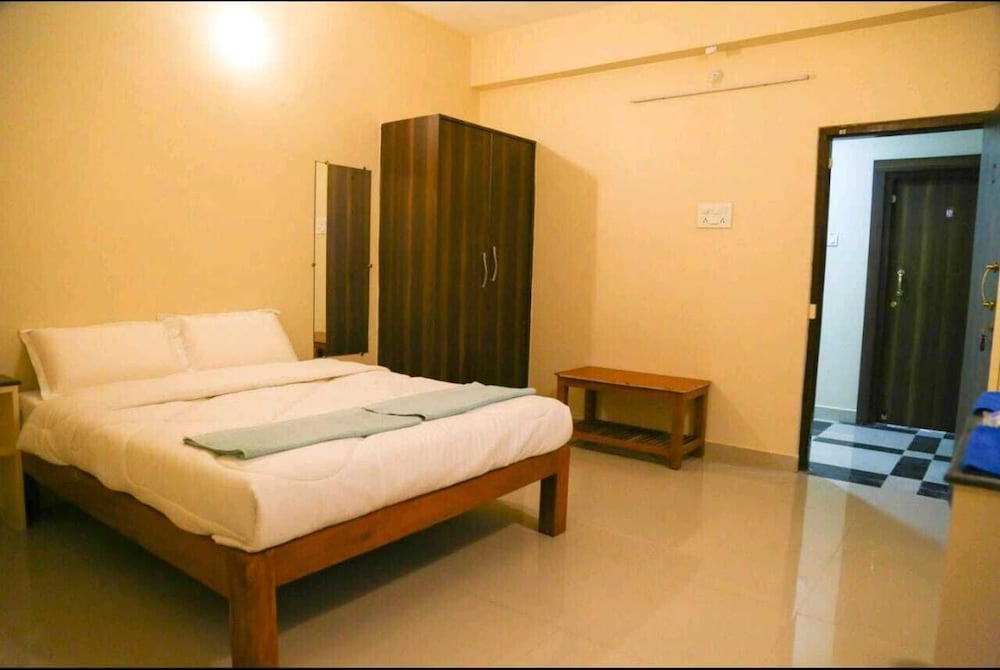 Фото IROOMZ Hotel Krishna Inn