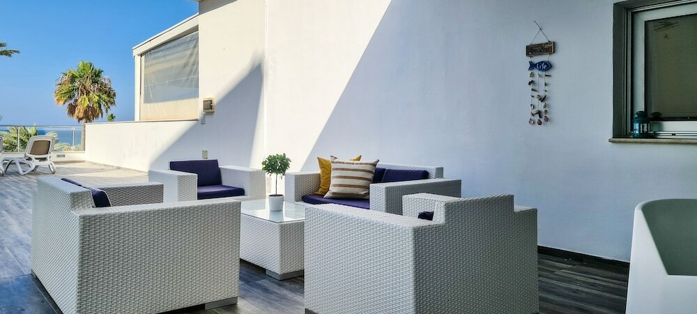 Фото Phaedrus Living Seafront Pallini Court