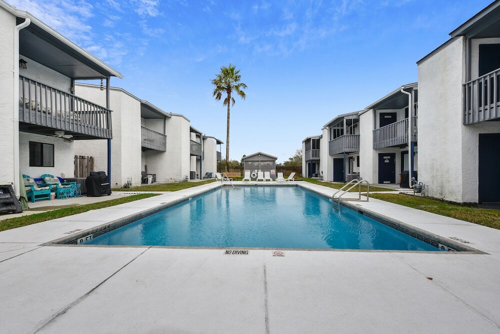 Фото Happy Herron by Book That Condo