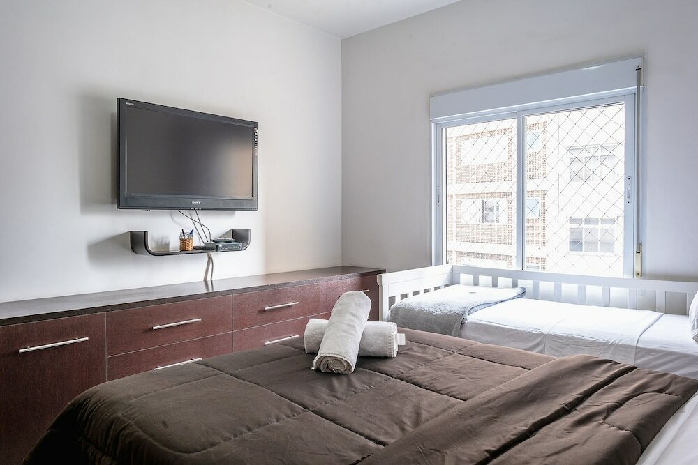 Фото Ape tamanho família com garagem