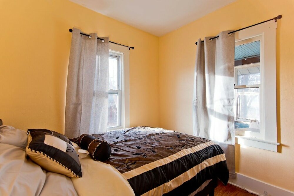 Фото Amazing 5 Bedroom Downtown Ferndale House