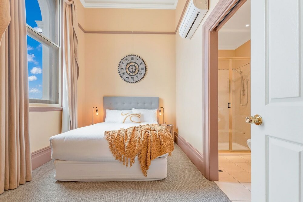 Фото Clocktower Suites