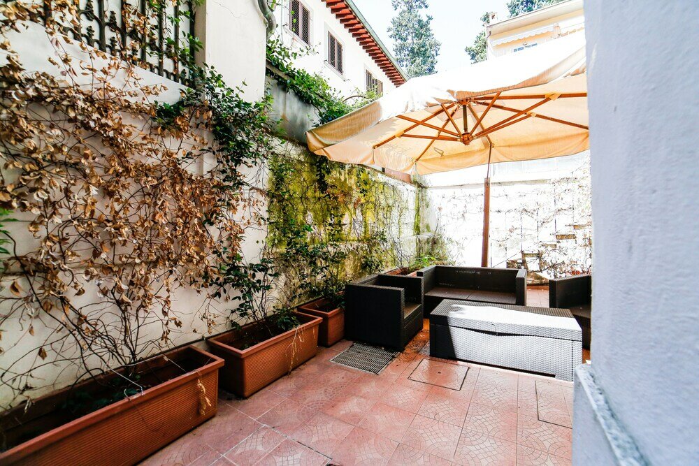 Фото Traditional apt Close to The Duomo - private yard!