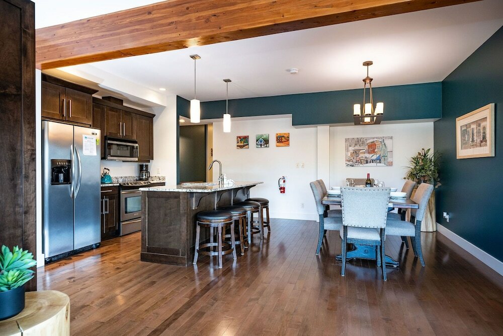 Фото Downunder Mountain Retreat by Revelstoke Vacations