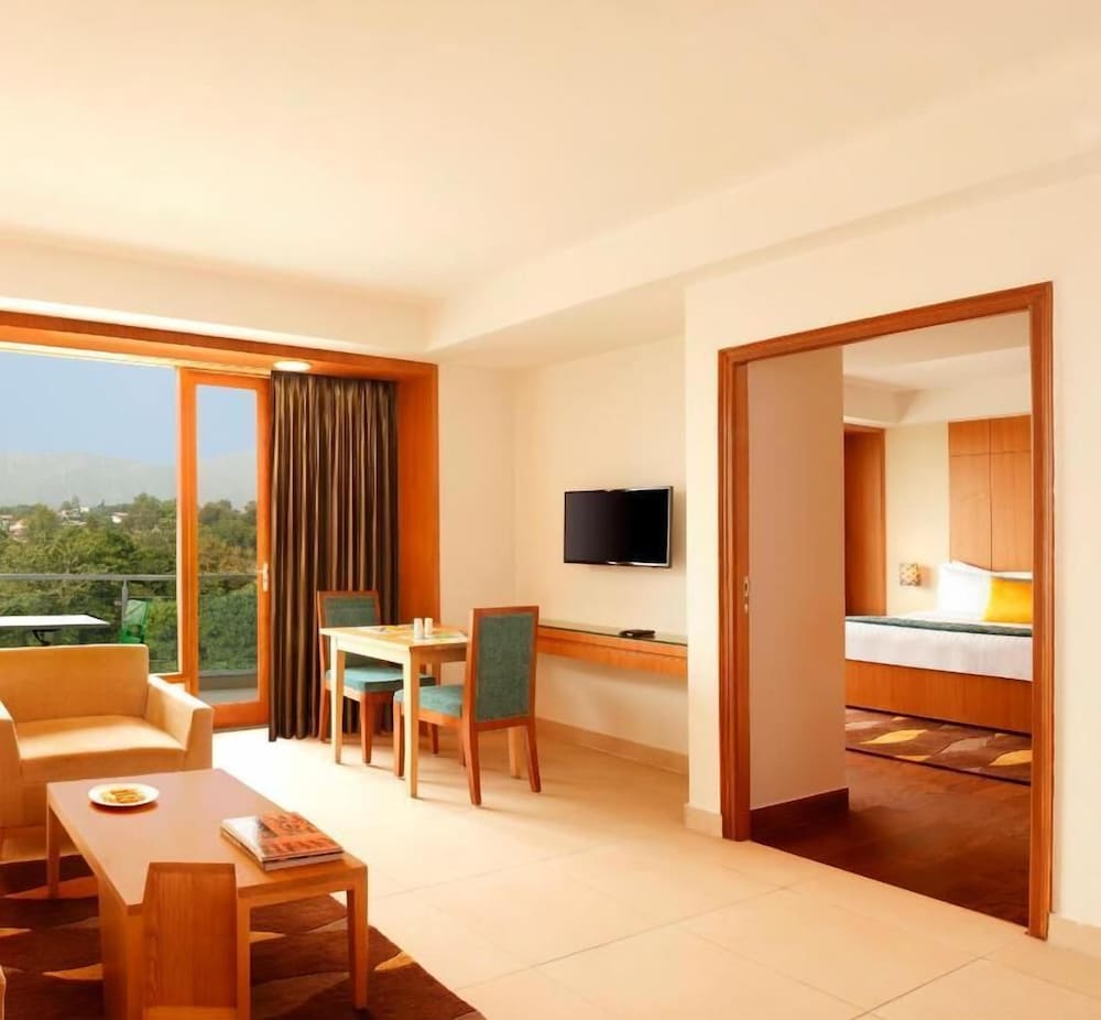 Фото Lemon Tree Hotel, Dehradun