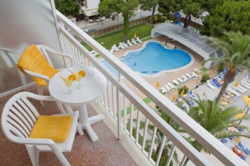 Гостиница Oasis Park Junior Suites в Льорет-де-Маре