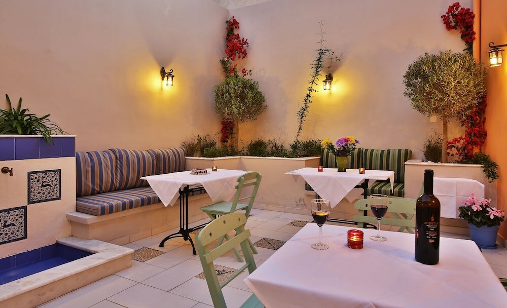 Фото Efchi Suites 1904