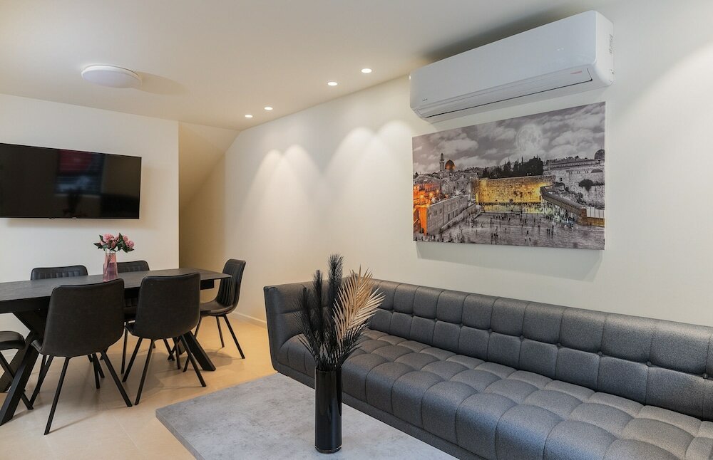 Фото J-Tower Apartments