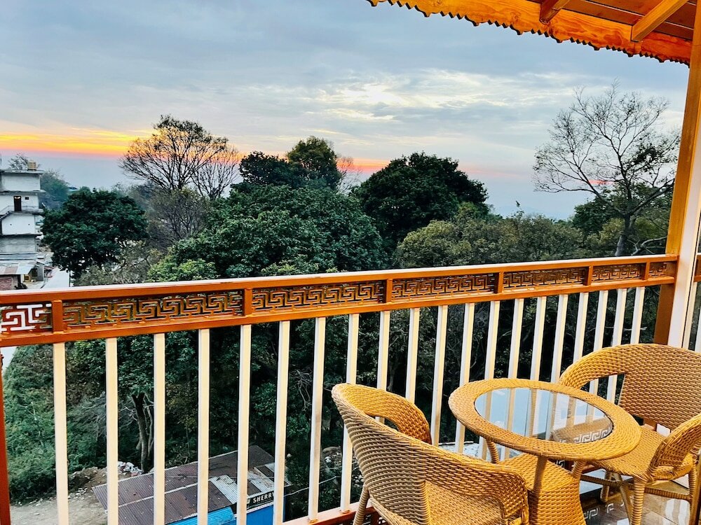 Фото Hotel The Crown