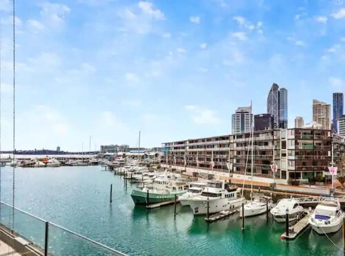 Гостиница Stunning Views Of Viaduct Harbour! Free Parking в Окленде